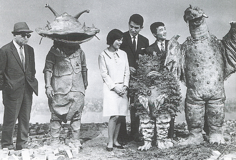 Illustration for article titled Behind-the-scenes Godzilla photos were charming, absolutely ridiculous